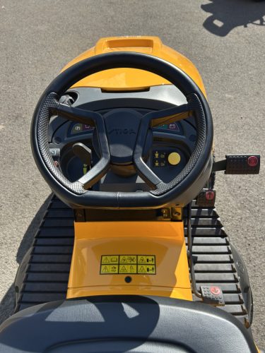 STIGA fűgyűjtős fűnyíró traktor ESTATE 7102 W